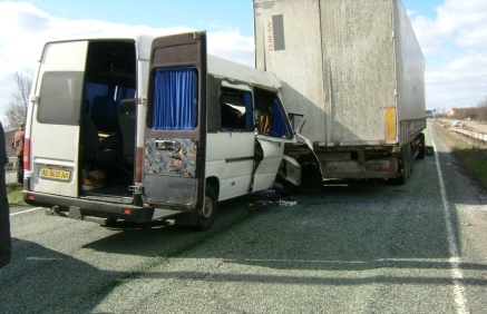 На Дніпропетровщині маршрутка з 15 пасажирами зіткнулась з вантажівкою - фото 1