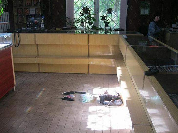 В Чорноморську озброєна жінка невдало пограбувала ювелірний магазин - фото 3