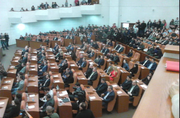 У Дніпропетровській міськраді депутати влаштували аншлаг - фото 1