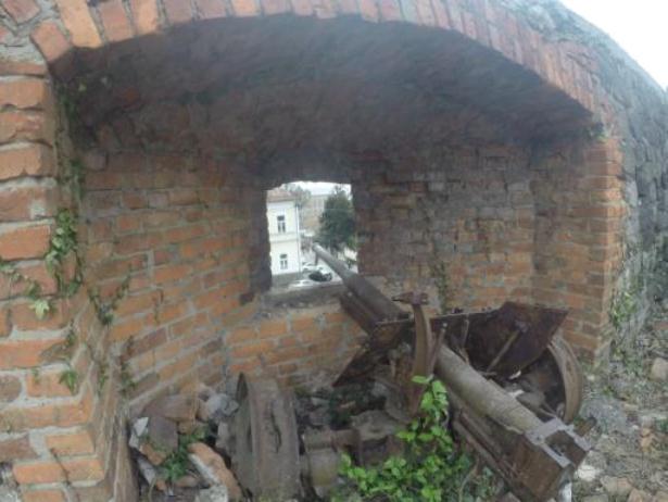 Закарпатці висадять городину на окопах Ужгородського замку (ФОТОФАКТ) - фото 2 Закарпатці висадять городину на окопах Ужгородського замку (ФОТОФАКТ) - фото 2