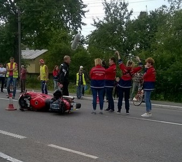 На київській трасі мотоцикліст переїхав жінку - фото 1