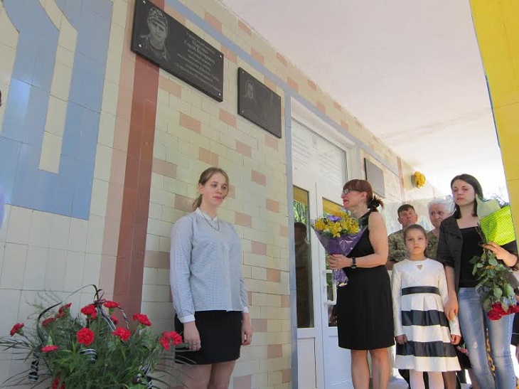 На сьомій школі з’явилася меморіальна дошка вже другому загиблому в АТО учневі - фото 2