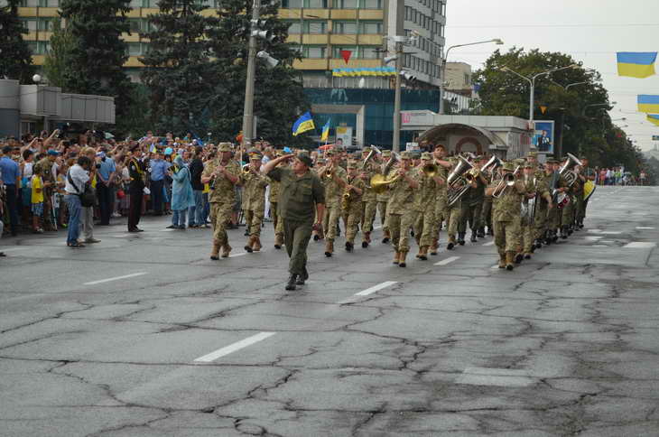 В урочистій військовій ході взяли участь понад 400 військових, нацгвардійців, поліцейських, рятувальників - фото 22