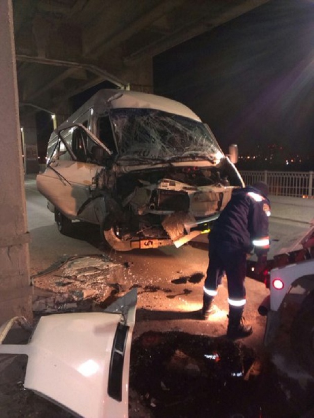 Автомобіль "Фольксваген ЛТ" врізався в опору мосту - фото 1