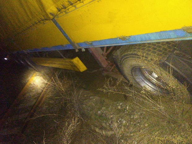 В Енергодарі вантажівка застрягла на залізничній колії - фото 2