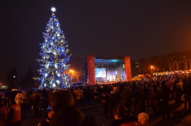 У місті відкрили одразу два головних новорічних дерева - фото 26