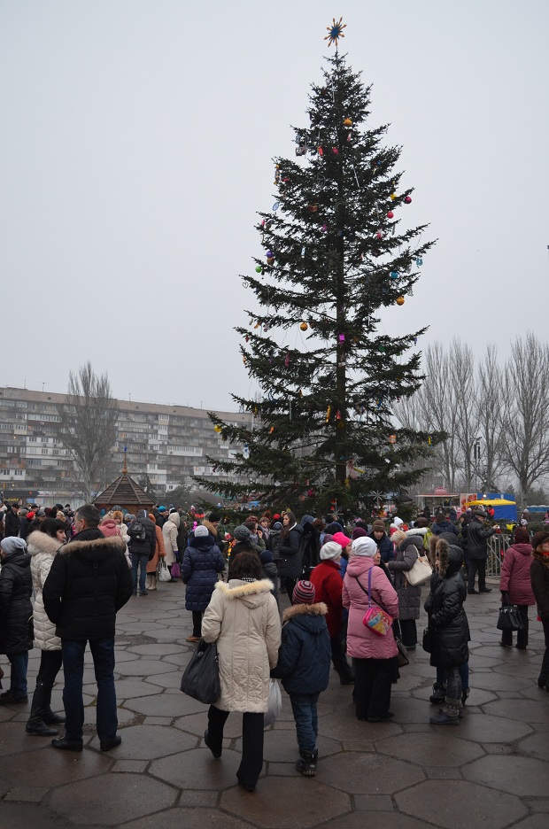 У місті відкрили одразу два головних новорічних дерева - фото 12