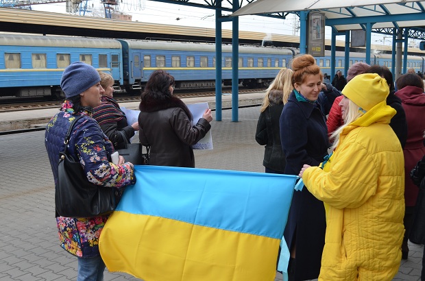 У десять хвилин на третю локомотиви на вокзалі одночасно дали гудки в знак солідарності із українською льотчицею - фото 5