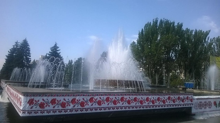 У центрі Запоріжжі облізлий фонтан “реконструювали” за допомогою банерів - фото 4
