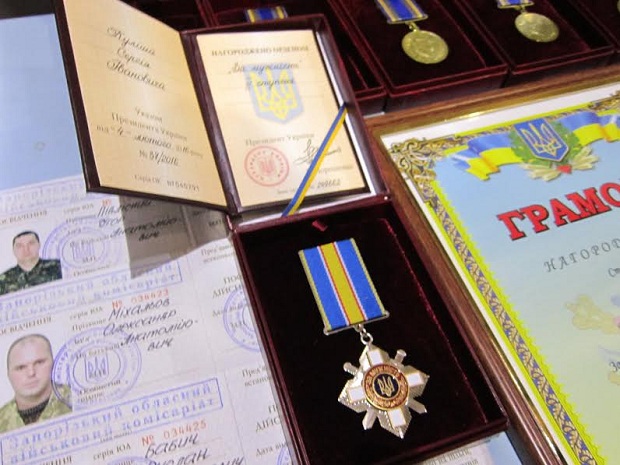 Запорізькі воїни, які повернулися з АТО, нагороджені орденом “За мужність” і медалями, їм також вручені посвідчення учасників бойових дій - фото 1