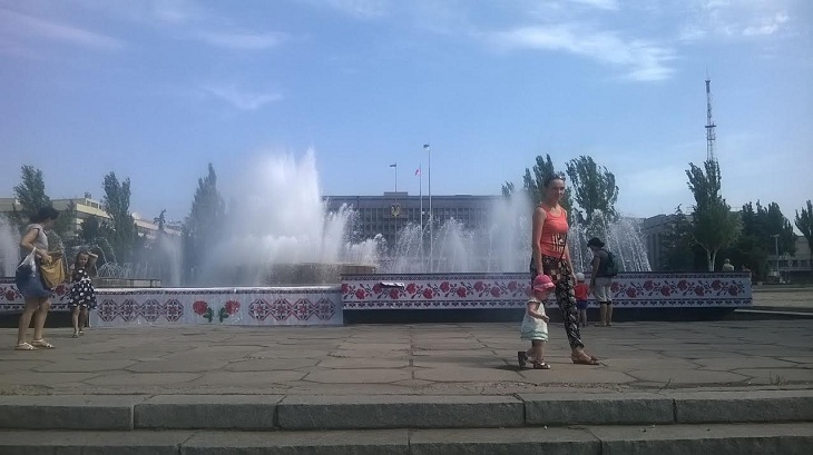 У центрі Запоріжжі облізлий фонтан “реконструювали” за допомогою банерів - фото 3