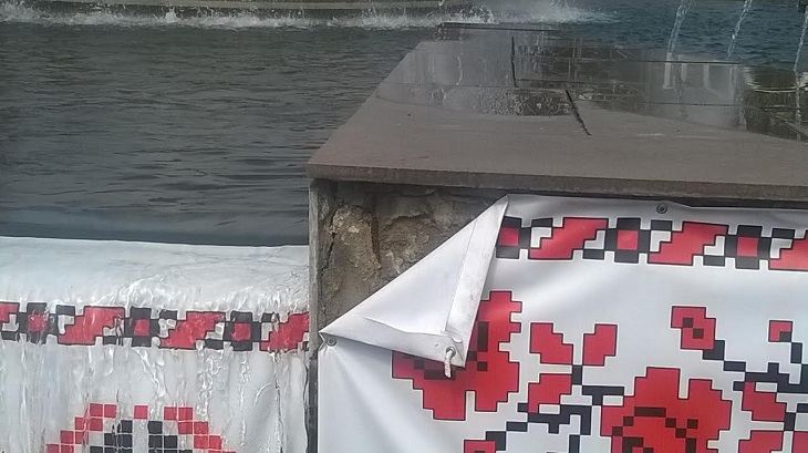 У центрі Запоріжжі облізлий фонтан “реконструювали” за допомогою банерів - фото 2