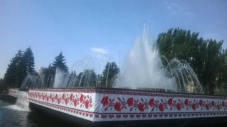 У центрі Запоріжжі облізлий фонтан “реконструювали” за допомогою банерів - фото 1