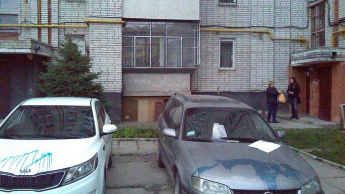 У Львові невідомі обливають зеленкою дорогі іномарки - фото 1
