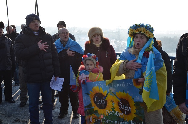 Запоріжці відсвяткували День Соборності України на греблі Дніпрогесу - фото 12
