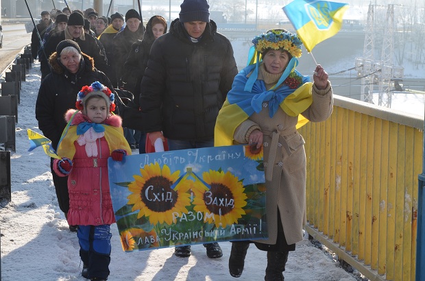 Запоріжці відсвяткували День Соборності України на греблі Дніпрогесу - фото 2