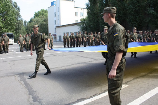 Військовослужбовці Національної гвардії та волонтери розгорнули найбільший в Запорізькій області прапор України - фото 1