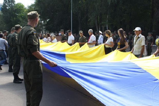Військовослужбовці Національної гвардії та волонтери розгорнули найбільший в Запорізькій області прапор України - фото 2