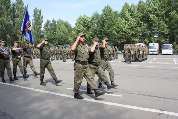 Військовослужбовці Національної гвардії та волонтери розгорнули найбільший в Запорізькій області прапор України - фото 3