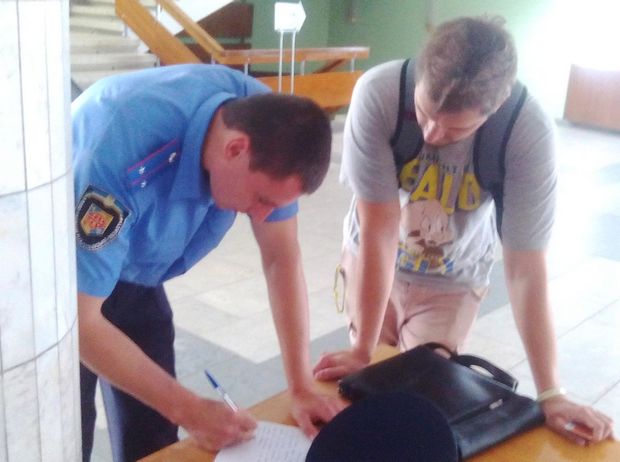 Полтавські журналісти в шортах написали заяву в міліцію - фото 1
