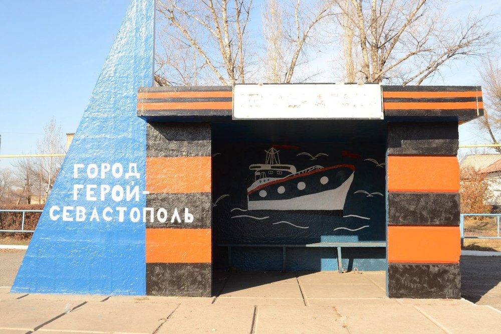 На окупованій Луганщині перетворюють зупинки на "мавзолеї" (ФОТО) - фото 4