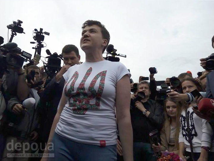 Надію Савченко зустріли оплесками і вигуками "Слава Україні!" - фото 1