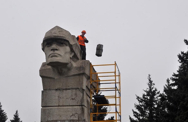 З останнім радянським пам’ятником Запоріжжя впорався дніпропетровський будівельний кран, що переміг Ілліча - фото 2