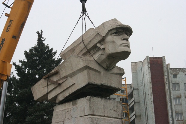З останнім радянським пам’ятником Запоріжжя впорався дніпропетровський будівельний кран, що переміг Ілліча - фото 1