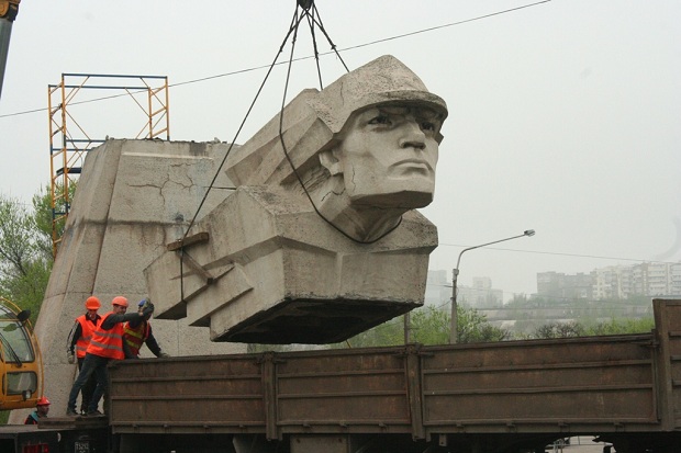 З останнім радянським пам’ятником Запоріжжя впорався дніпропетровський будівельний кран, що переміг Ілліча - фото 7