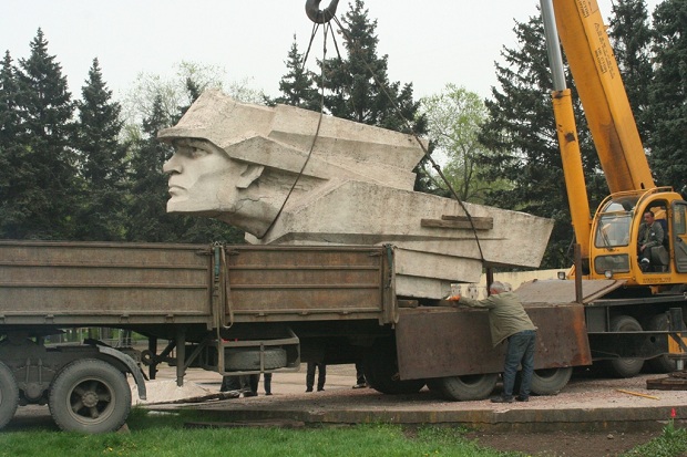 З останнім радянським пам’ятником Запоріжжя впорався дніпропетровський будівельний кран, що переміг Ілліча - фото 9