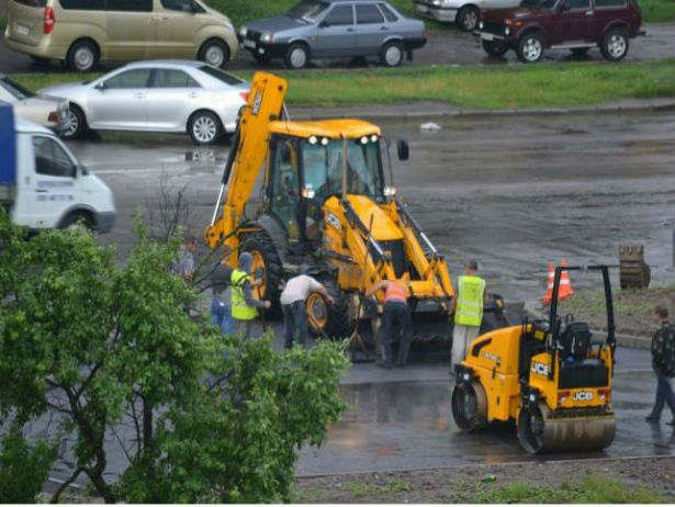 Дощ іде - вони працюють: У Сумах дорожники впроваджують моду на "мокрий асфальт" (ФОТОФАКТ) - фото 1