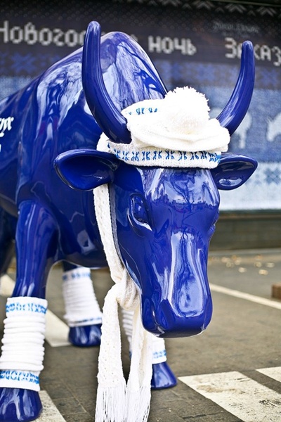 Замість ялинки до Нового Року на центральній вулиці Одеси прикрасили корову - фото 2