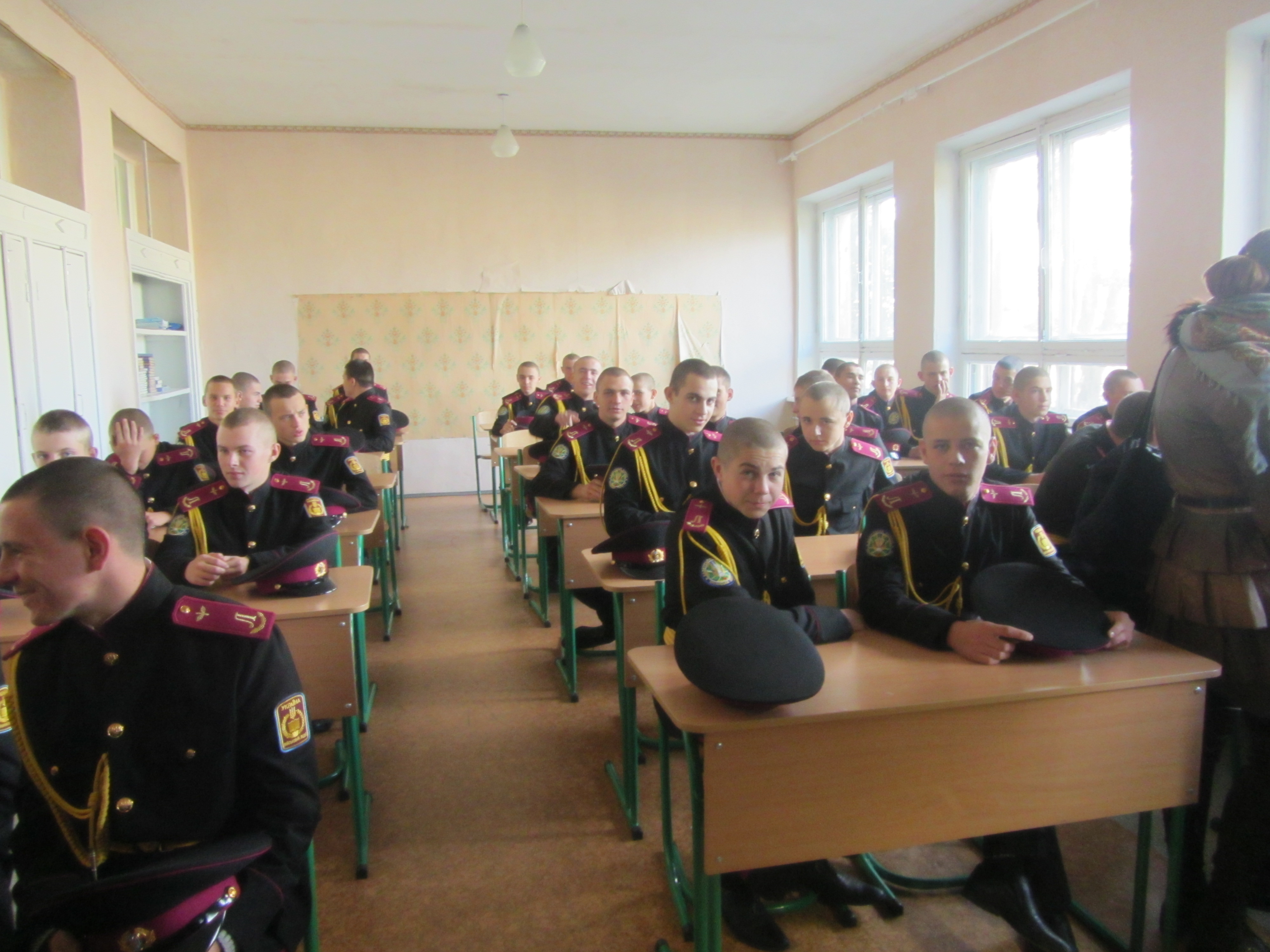 Як на Луганщині в евакуйованому ліцеї виховують захисників України (ФОТО) - фото 3