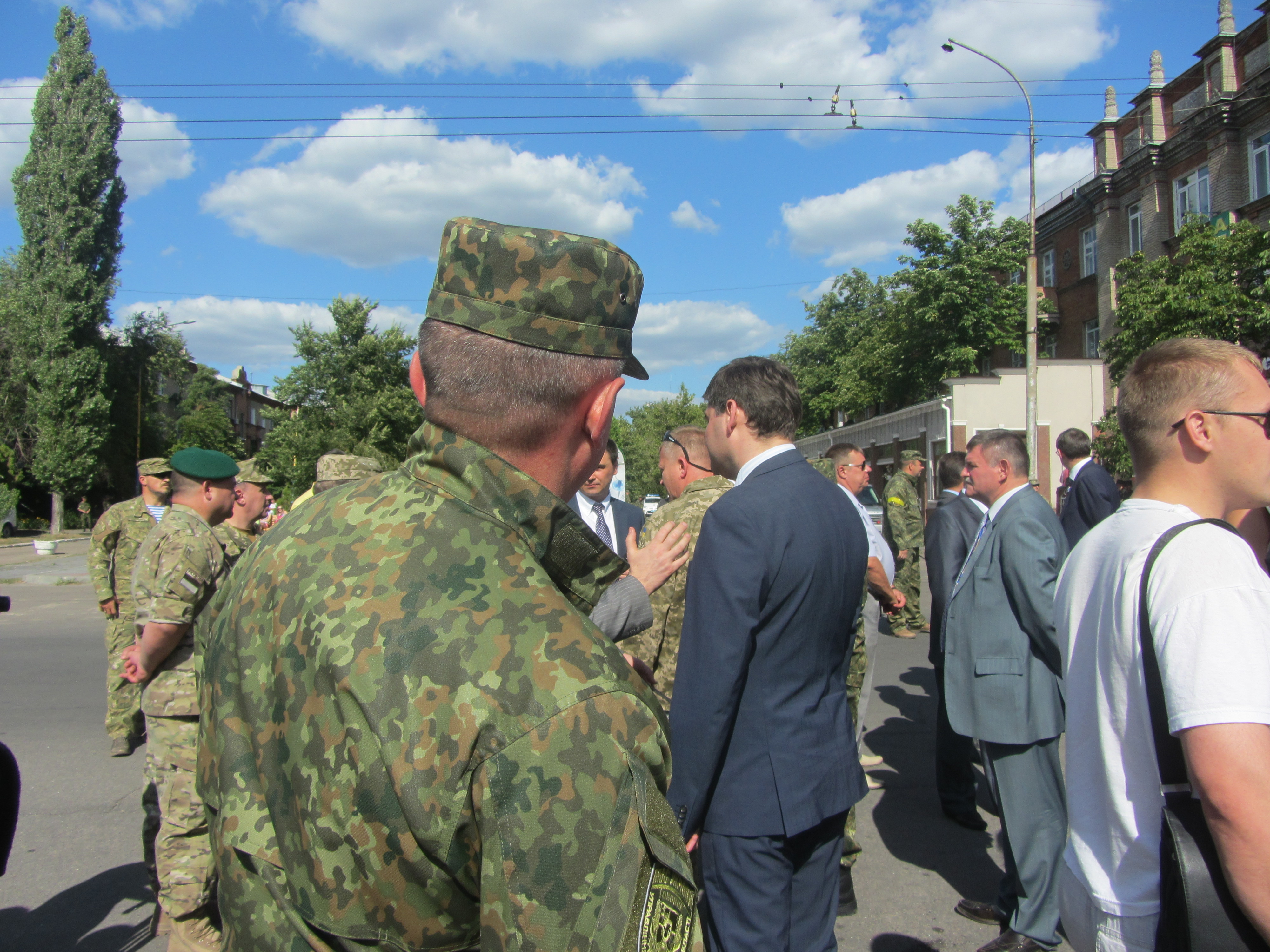 Як фанатично охороняли безпеку Порошенка у Сєвєродонецьку: снайпери, військові, обшуки і оточення - фото 2