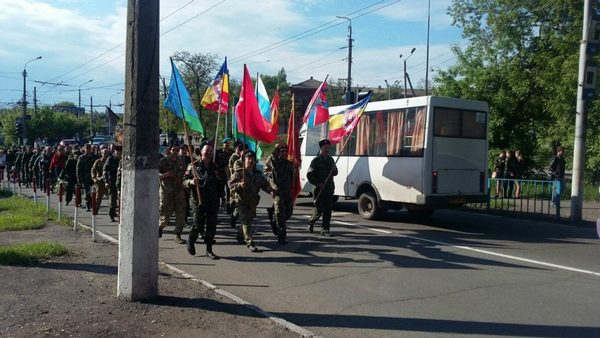 Як пройшов парад фашистів в окупованому Алчевську (ФОТО) - фото 1