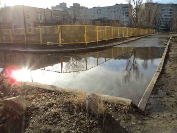 Після дощу внутрішньоквартальні дороги в Комунарському районі Запоріжжя вчергове перетворилися на річки - фото 1