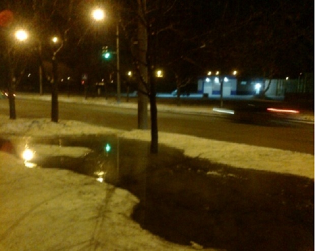 У Хортицькому районі Запоріжжя через аварію на каналізаційній мережі з’явилася брудна і смердюча “річка“  - фото 1