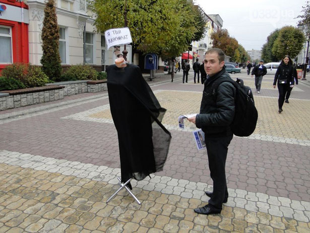 На Хмельниччині активісти вчили містян задавати кандидатам правильні запитання   - фото 2