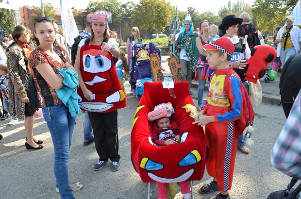 Вулицями Запоріжжя пройшов карнавал дитячих візків - фото 3