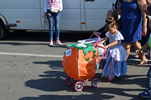 Вулицями Запоріжжя пройшов карнавал дитячих візків - фото 5