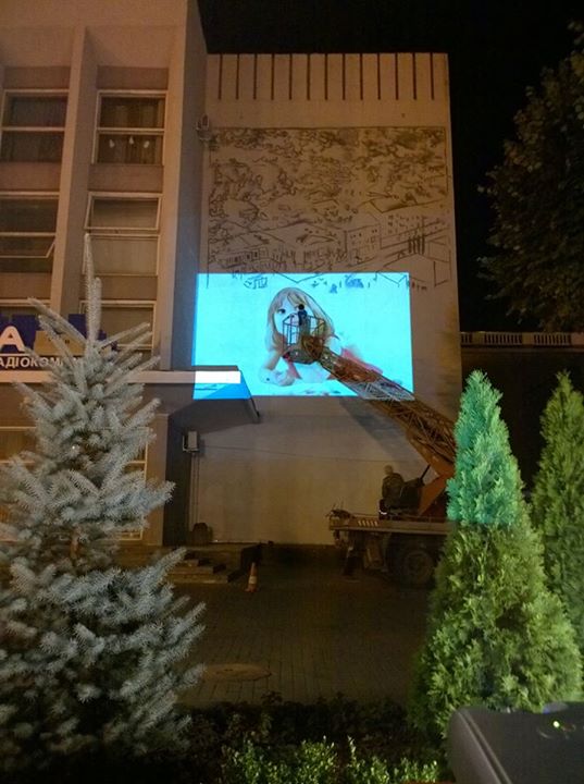 Чеські митці намалювали дівчинку-мрійницю на будівлі ТРК “Вінтера” - фото 1