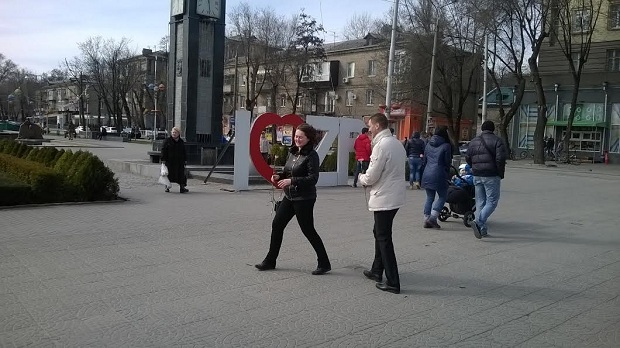 Білі, рожеві та червоні гвоздики отримали жінки, що опинилися сьогодні, 8 березня, на бульварі Шевченка у Запоріжжі - фото 2