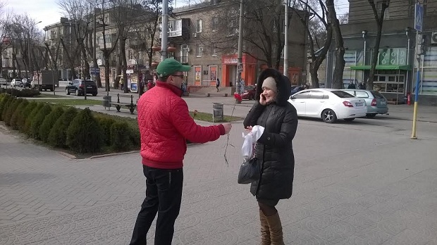 Білі, рожеві та червоні гвоздики отримали жінки, що опинилися сьогодні, 8 березня, на бульварі Шевченка у Запоріжжі - фото 4