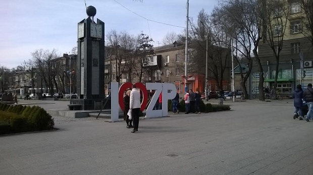 Білі, рожеві та червоні гвоздики отримали жінки, що опинилися сьогодні, 8 березня, на бульварі Шевченка у Запоріжжі - фото 1