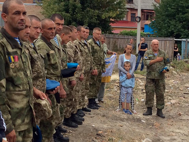 У Хмельницькому вручили донькам загиблого кіборга "Краба" документи на квартиру - фото 9