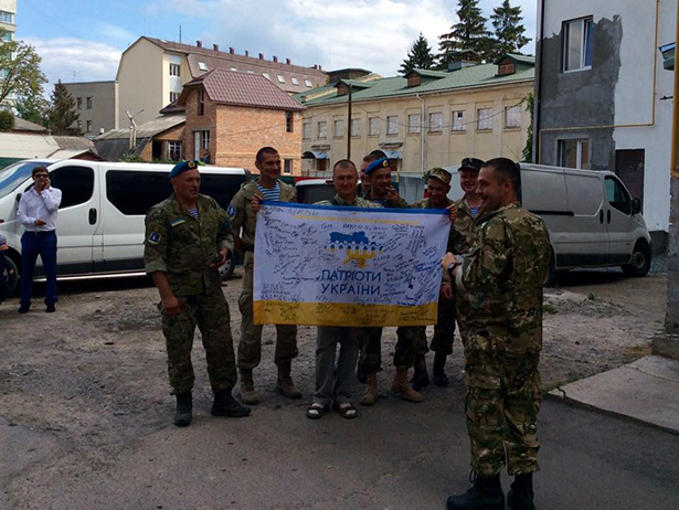 У Хмельницькому вручили донькам загиблого кіборга "Краба" документи на квартиру - фото 7