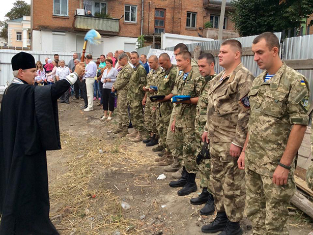 У Хмельницькому вручили донькам загиблого кіборга "Краба" документи на квартиру - фото 14