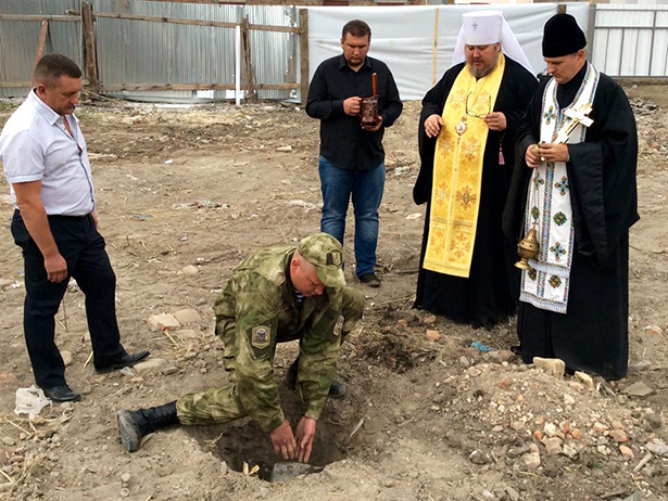 У Хмельницькому вручили донькам загиблого кіборга "Краба" документи на квартиру - фото 12