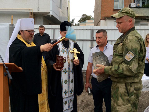 У Хмельницькому вручили донькам загиблого кіборга "Краба" документи на квартиру - фото 11