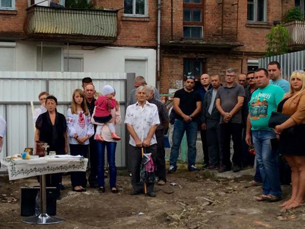 У Хмельницькому вручили донькам загиблого кіборга "Краба" документи на квартиру - фото 1